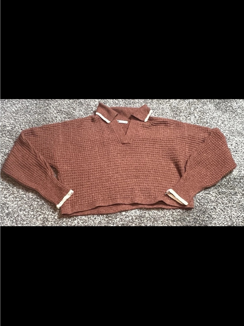 SO Brown Cropped V‑Neck Sweater with Cream Trim